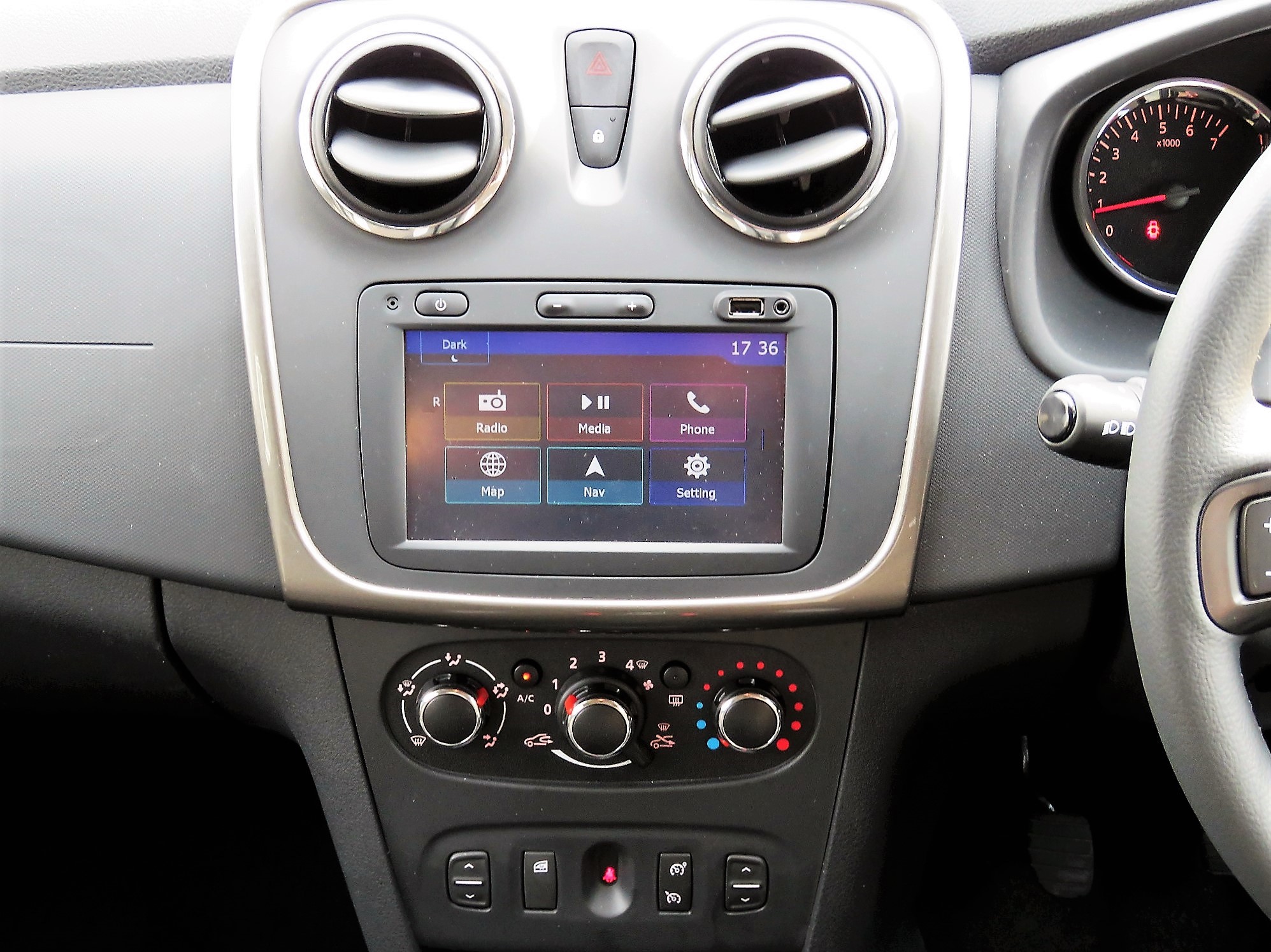 Dacia Sandero Stepway 1.5 dCi Laureate Review Car Indicators