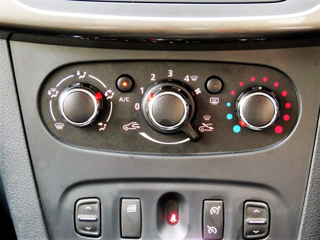 Dacia Sandero Stepway 1.5 dCi Laureate Review Car Indicators