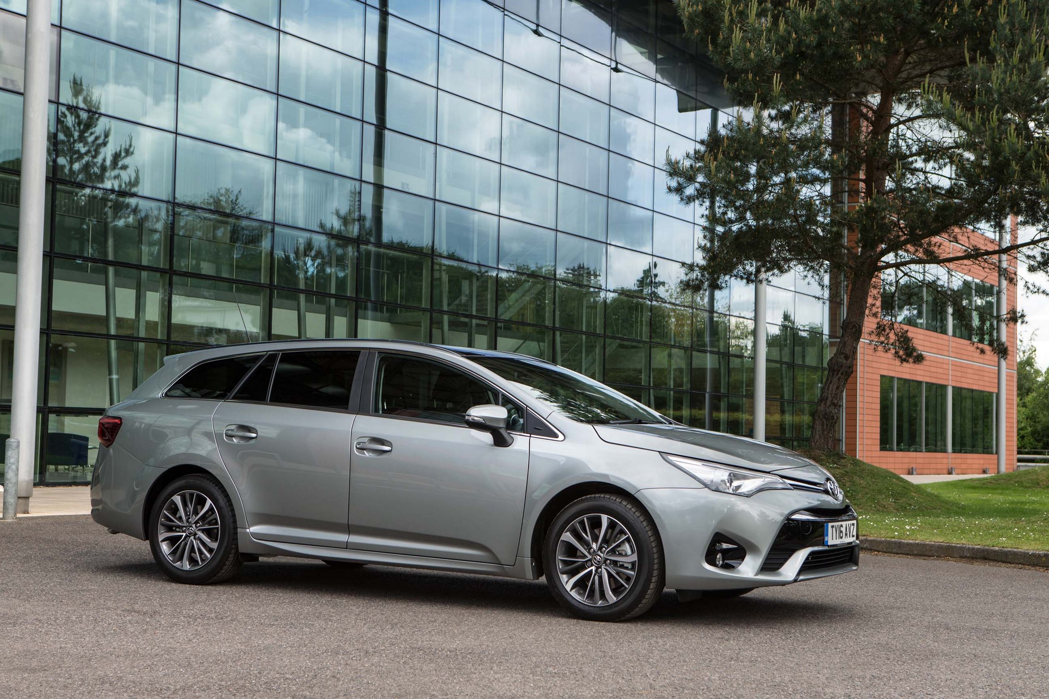 Toyota-Avensis-Touring-Sports-5.jpg