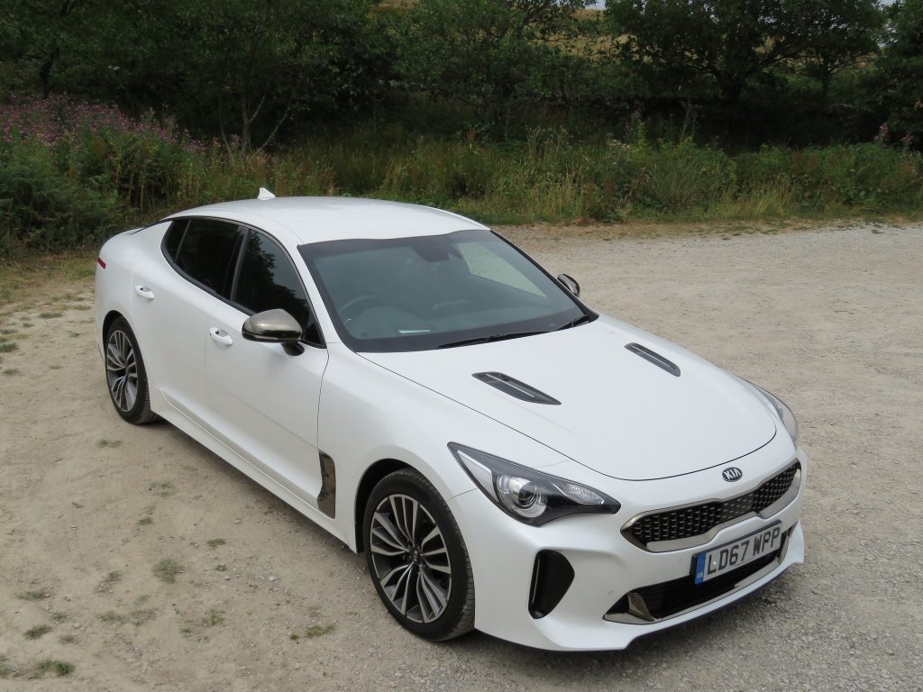 Kia Stinger белая